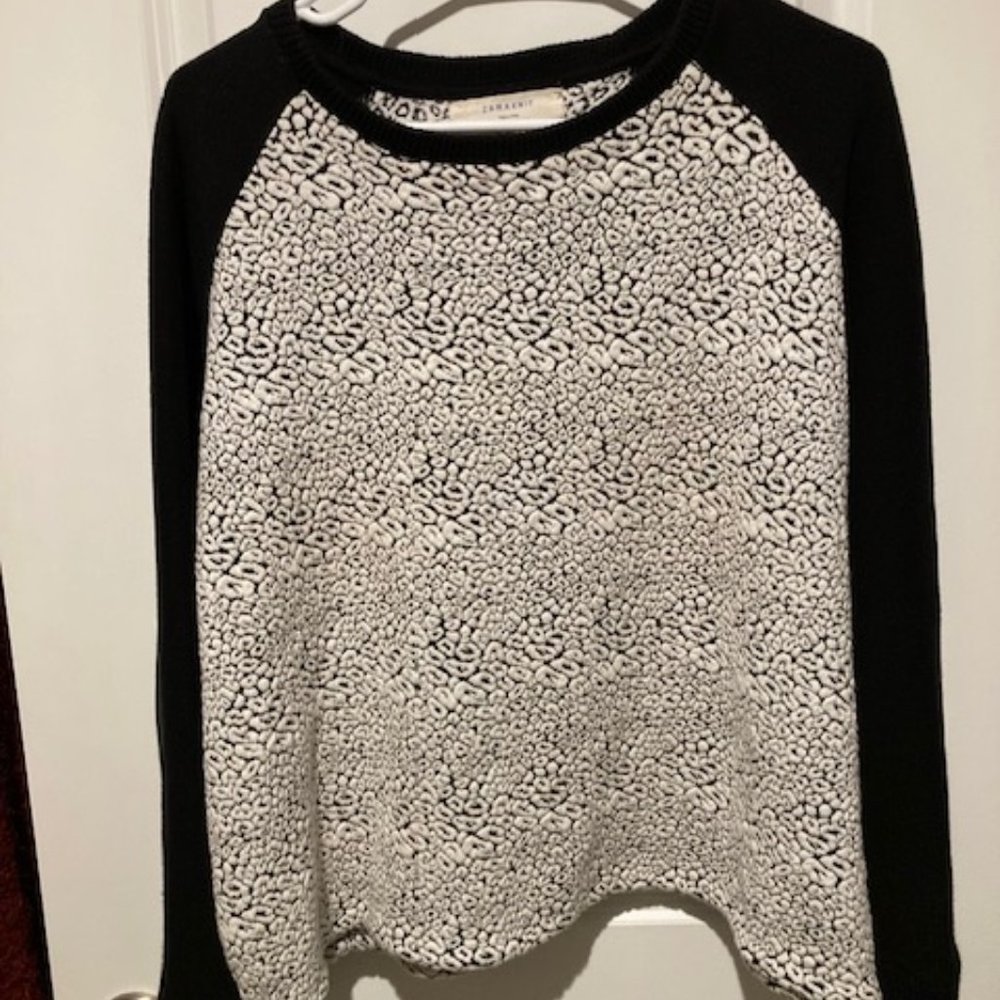 ZARAKNIT BLACK AND WHITE TOP MADE IN TURKEY SIZE LARGE